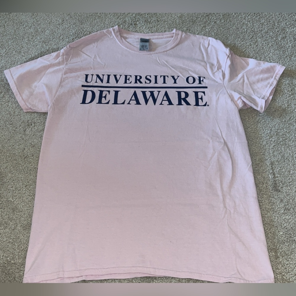 University of Delaware pink t-shirt